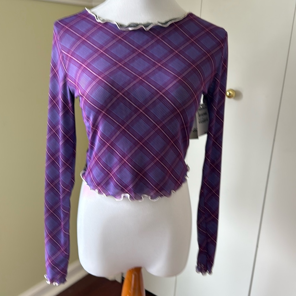 Long sleeve cropped fitted top that is reversible.